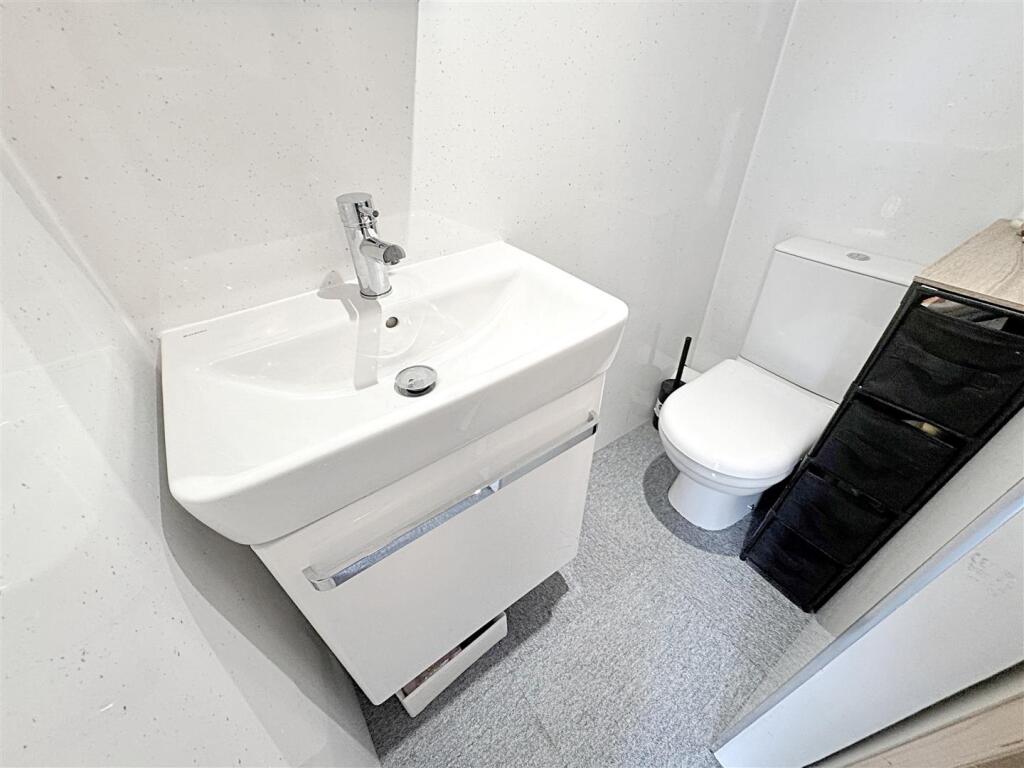 CABIN CLOAK ROOM
