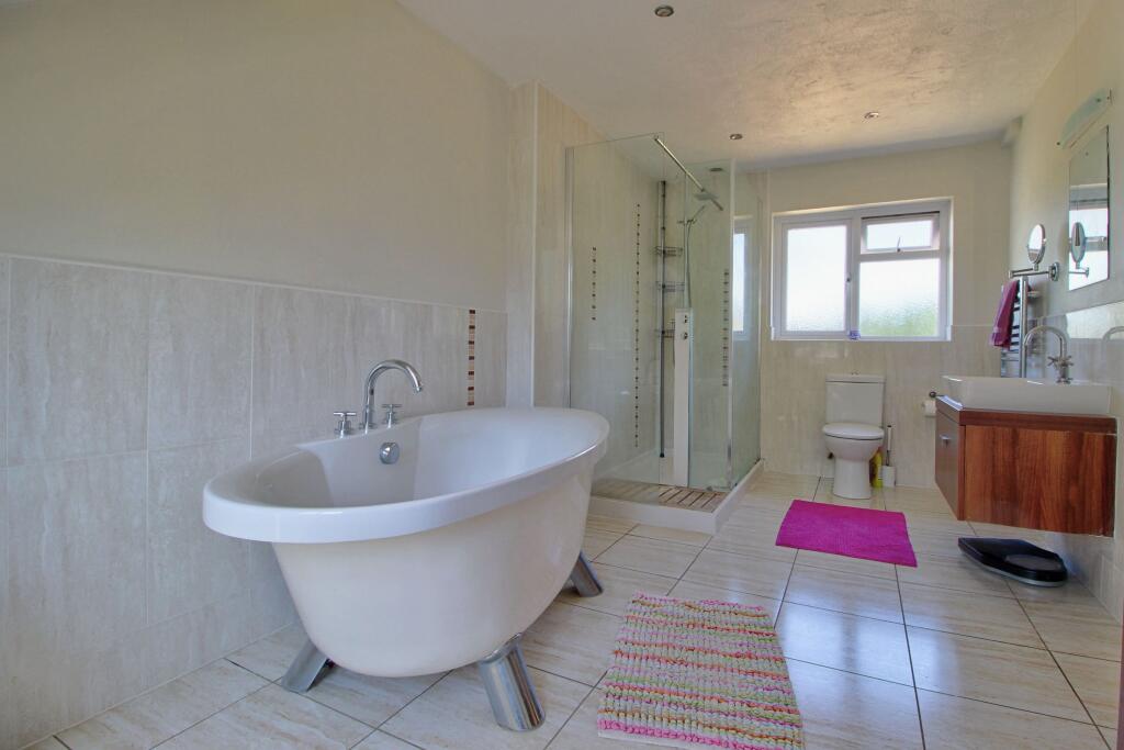 Large jet shower &amp; freestanding bath tub