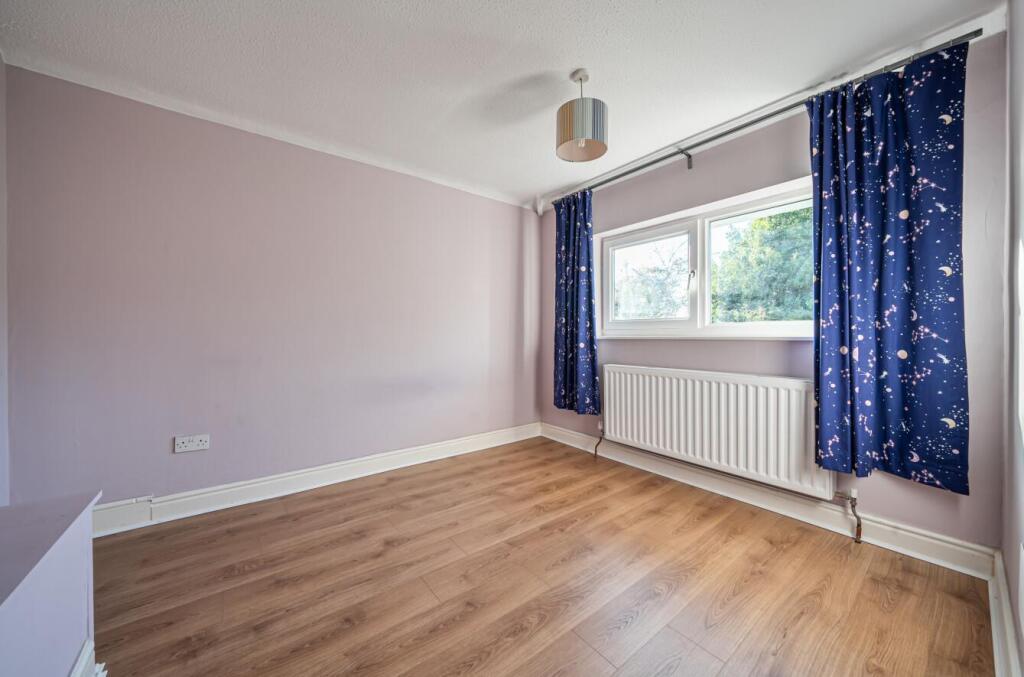 29 Harmans Way, Weedon