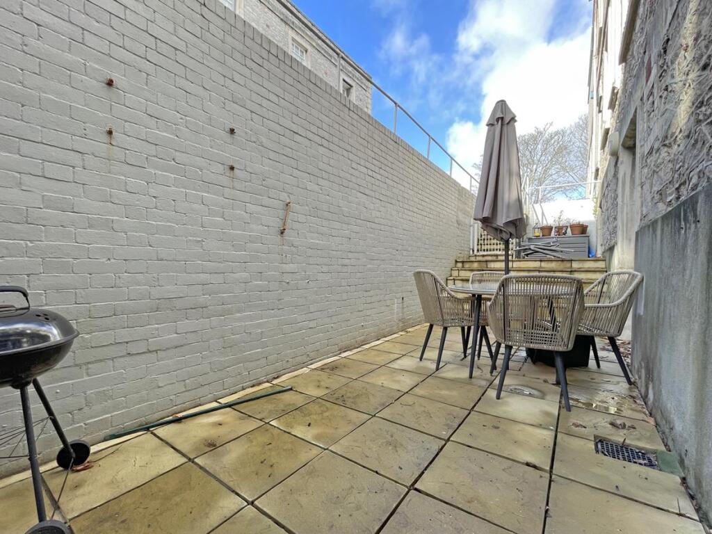 Dudding Court 10 - Garden.jpg