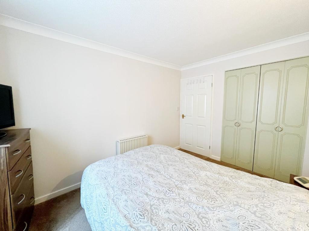 Bedroom 1 pic 2.jpg