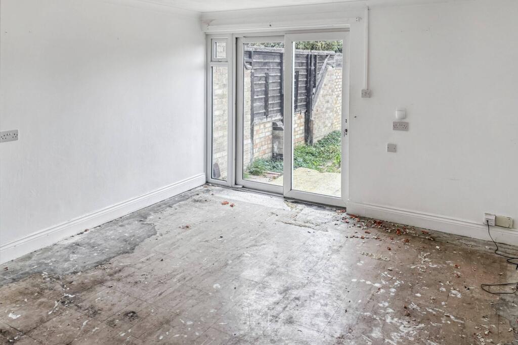 118 Wimbish End, Basildon, Essex, SS13 3PE