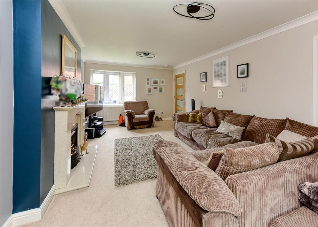 35 Penleigh Gardens-lounge2 RevA.jpg