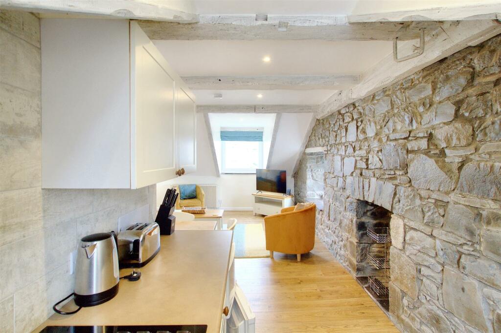 lounge/kitchen/dining room