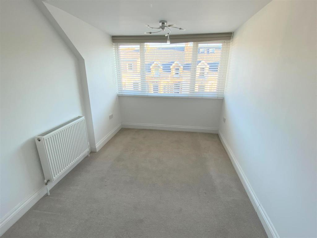 Flat 5, 8 Tolcarne Road Bedroom