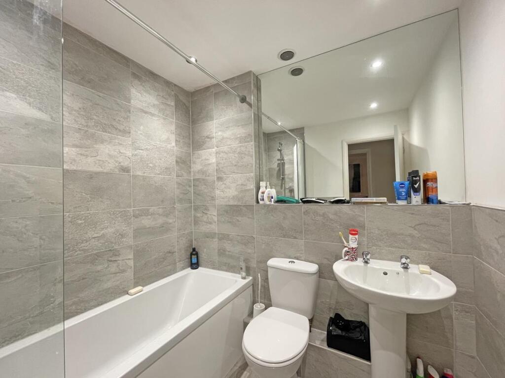 Mosses Court 6 - Bathroom.jpg