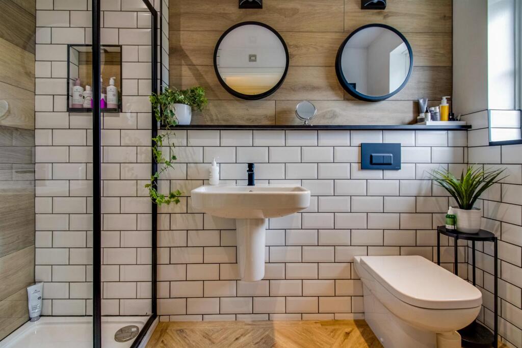 EN SUITE SHOWER ROOM/W.C.