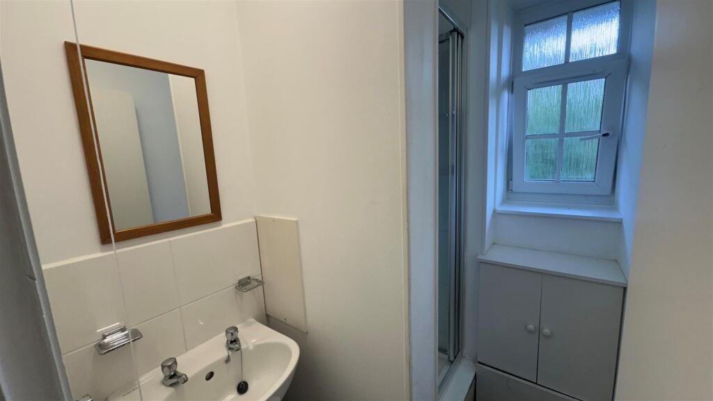 Wenham, Shower room, EH.jpg