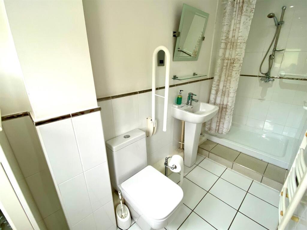 ensuite shower.jpg