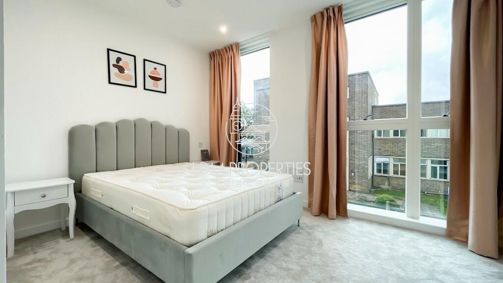 Bedroom (1F, South)