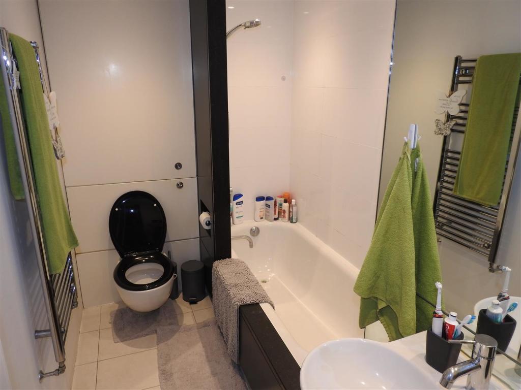 2352 Budenberg Bath.JPG