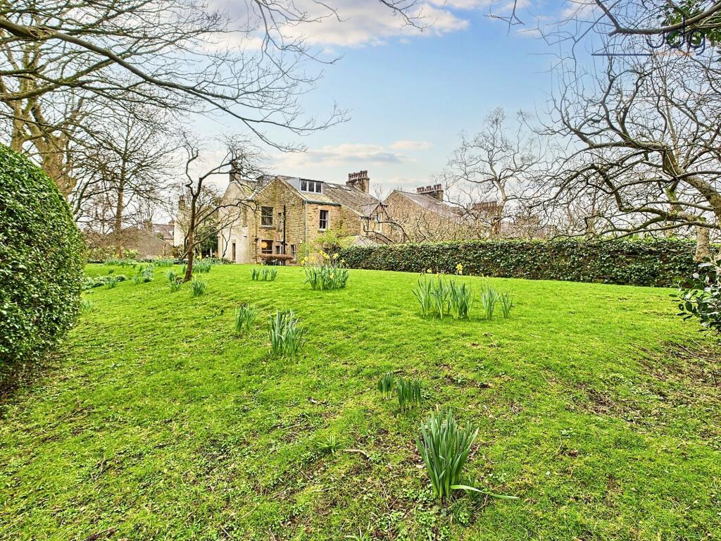 Extensive back Gardens