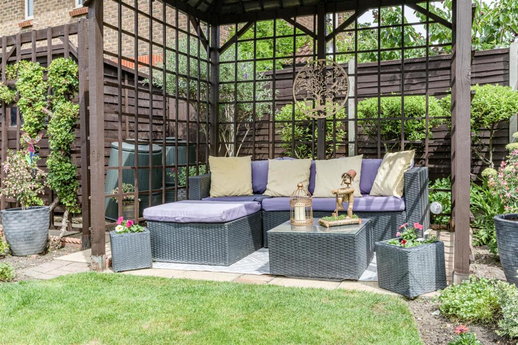 26 School Lane, Addlestone, KT15 1TB - 31.jpg