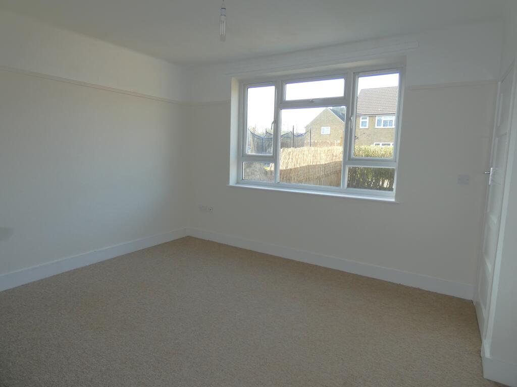 Pic 3 Living Room (6).JPG