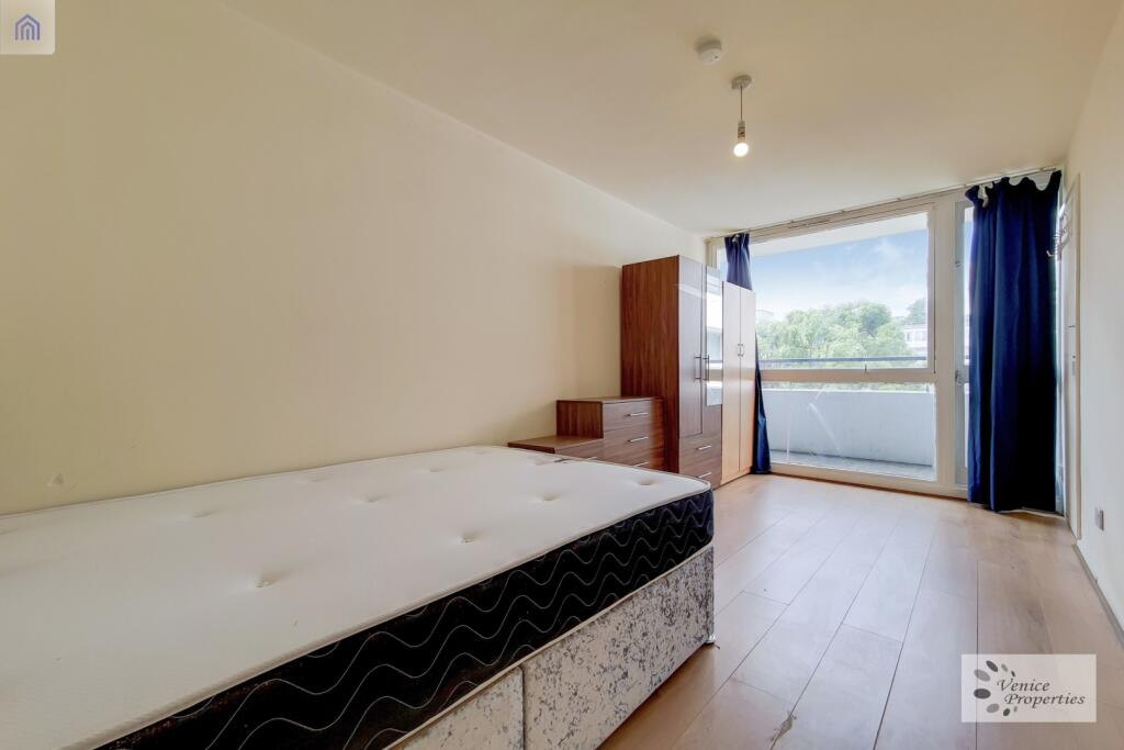 Bright and straightforward single bedroom featu...
