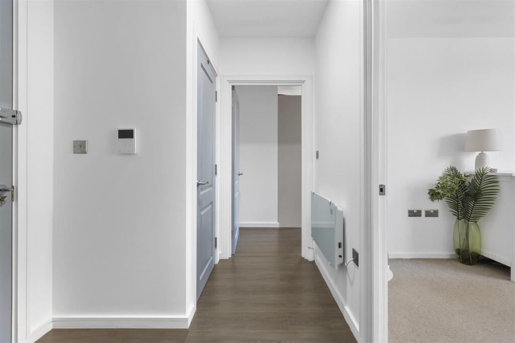 entrance hall #2.jpg