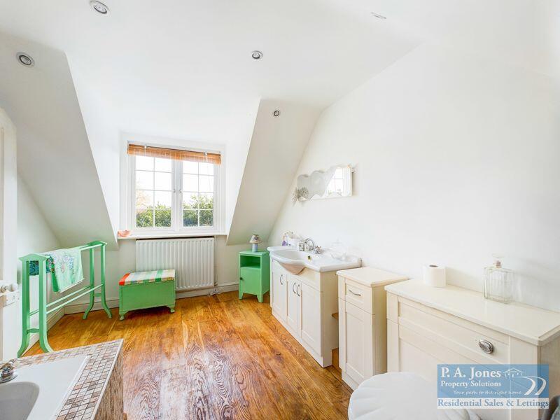 ENSUITE BATHROOM