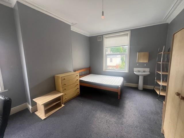 Bright, neatly presented double bedroom with ne...