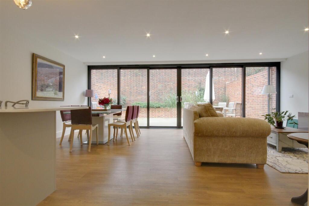 Dining room 2.jpg