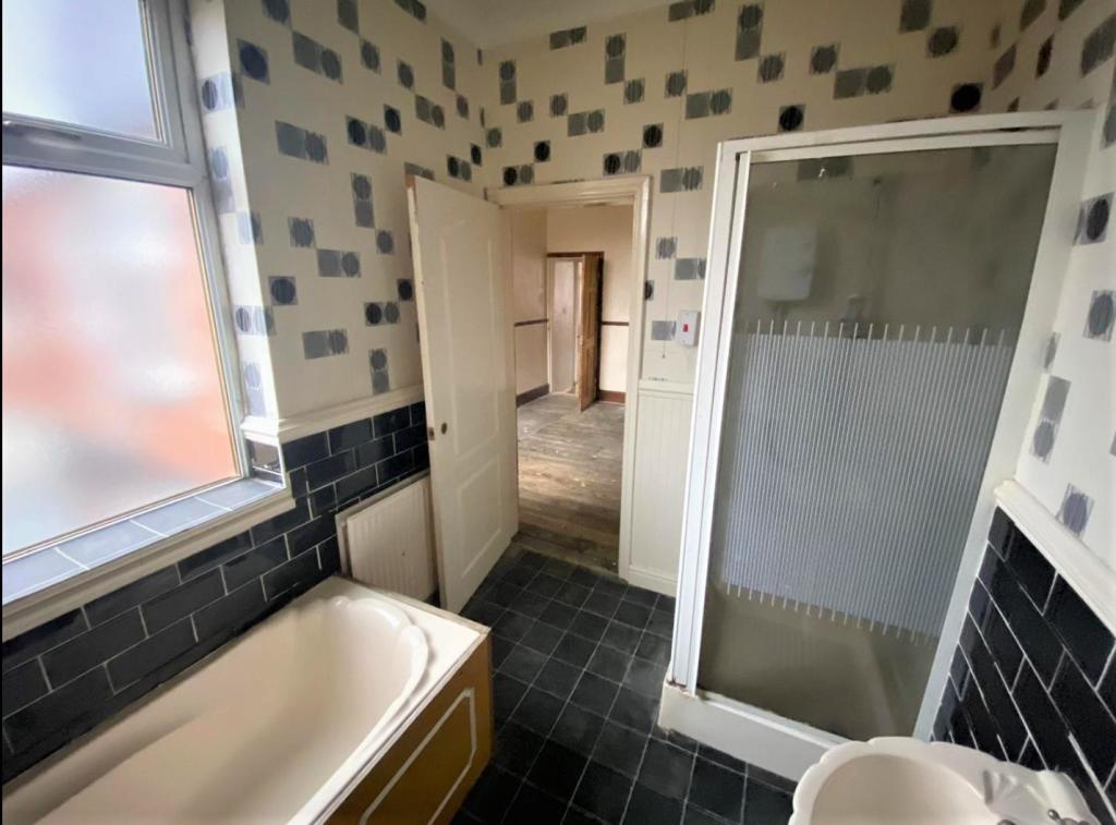 Bathroom x2.jpg