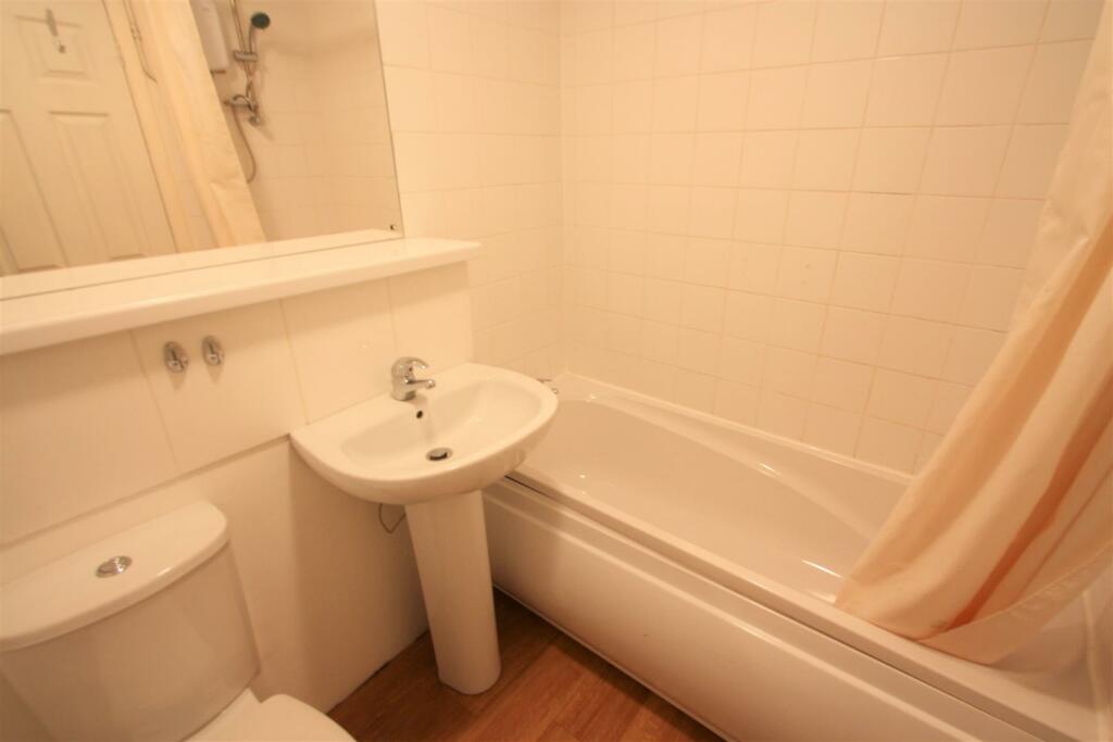 93 Pendragon Crescent Bathroom