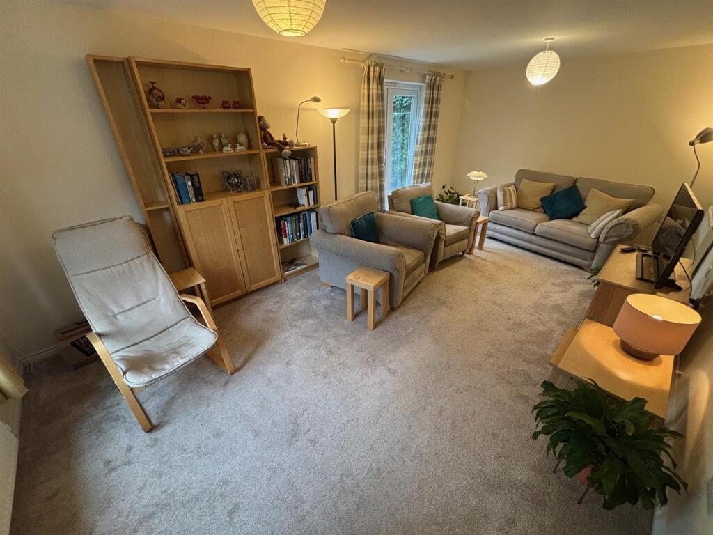 Lounge 1.jpg
