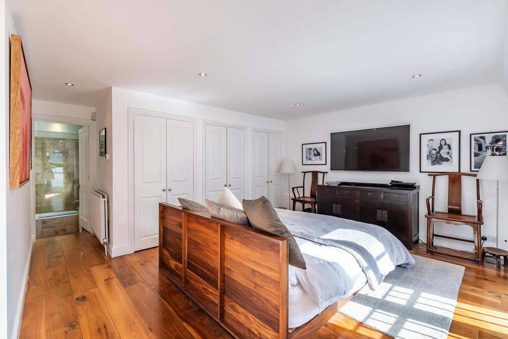 Main Bedroom with ensuite bathroom and terrace