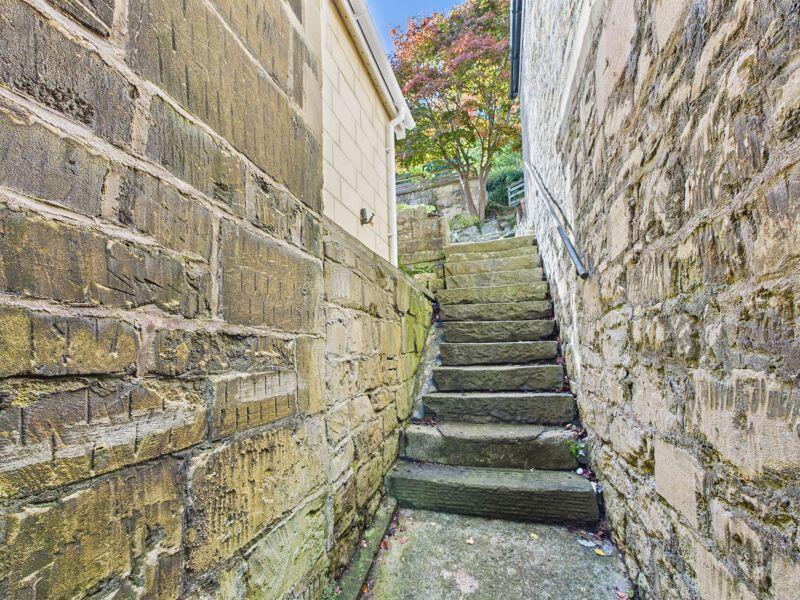 Side alley to garden