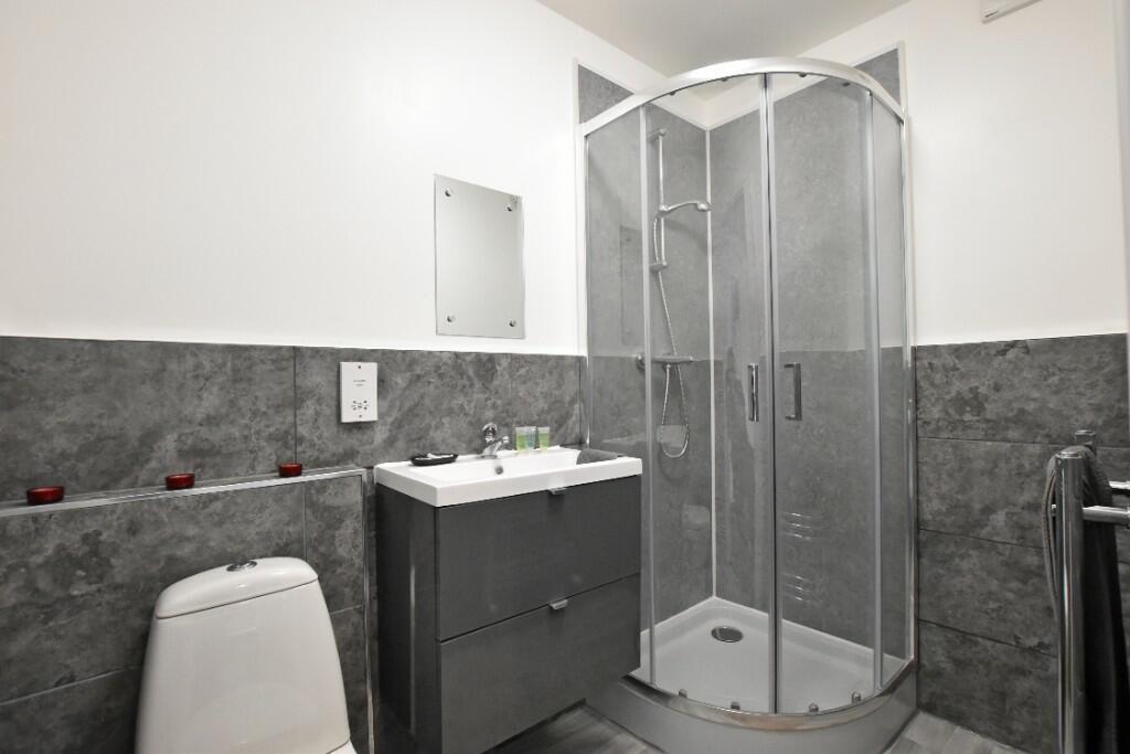 Bedroom 2 ensuite
