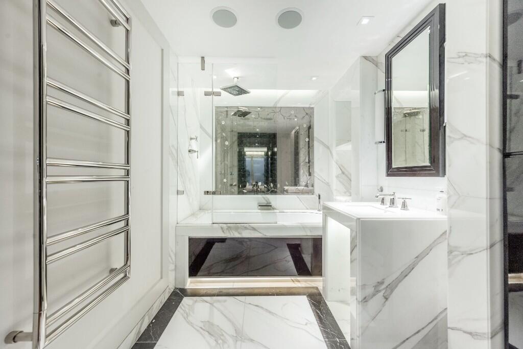Principal Bathroom
