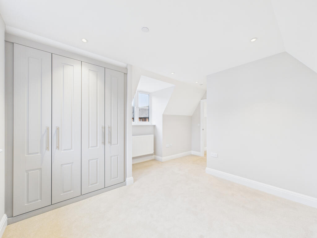 CAM01354G0-PR0620-STILL008