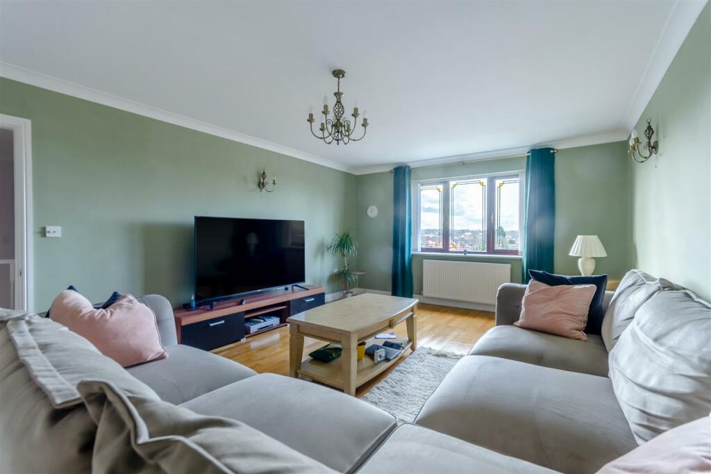 8589187-interior10.jpg