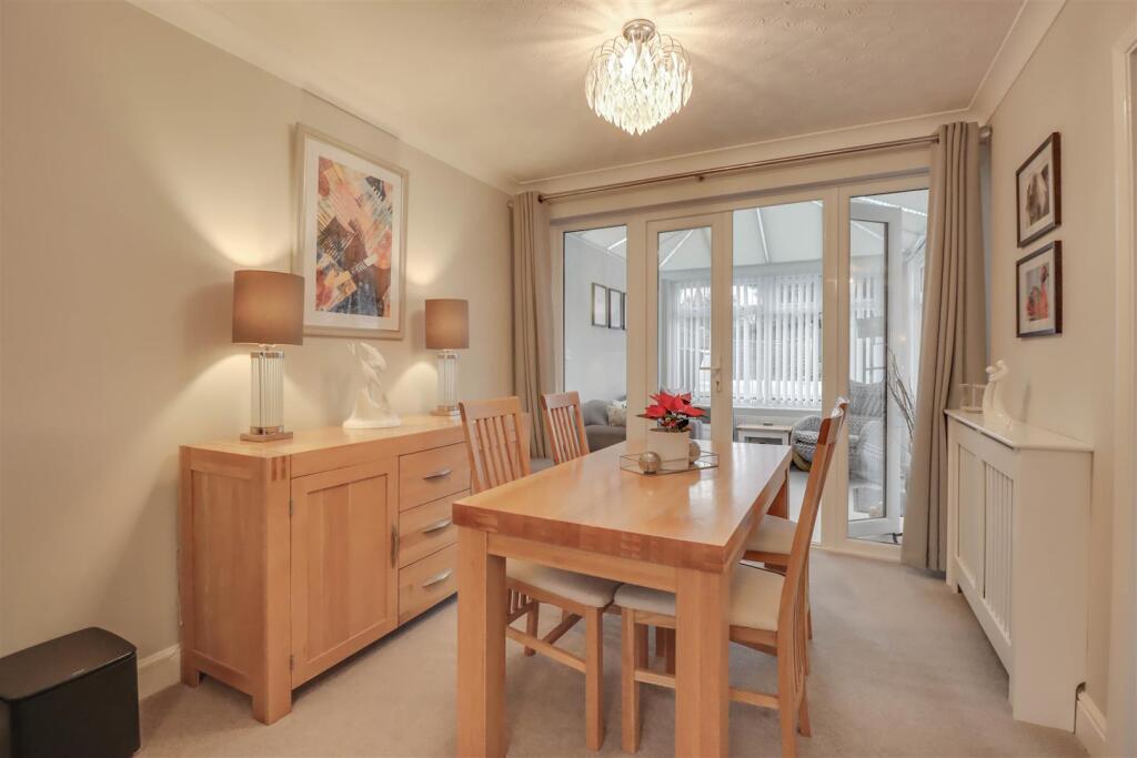 6 HIGHCLIFFE WAY WICKFORD-9.jpg