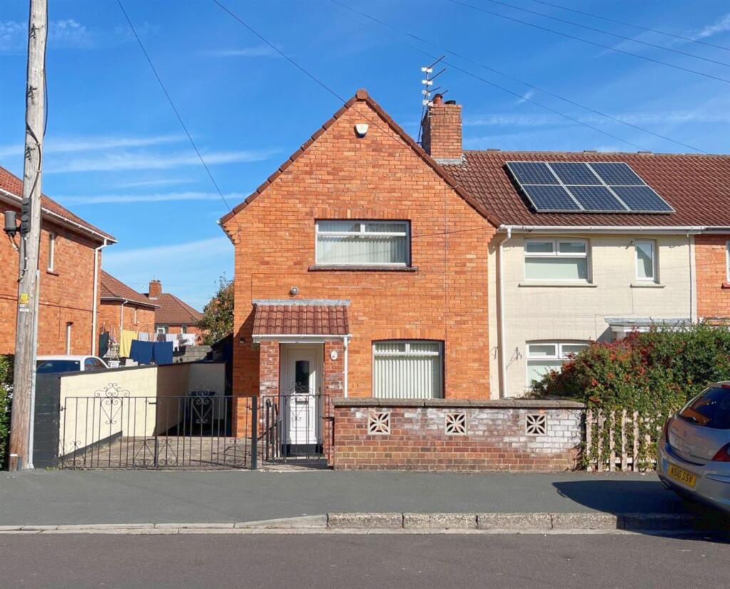 Front shot of property and driveway (3).jpg