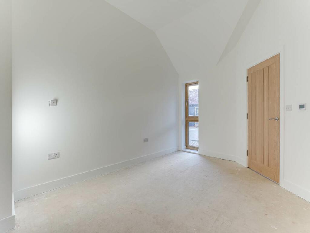 Bedroom 1 (2)