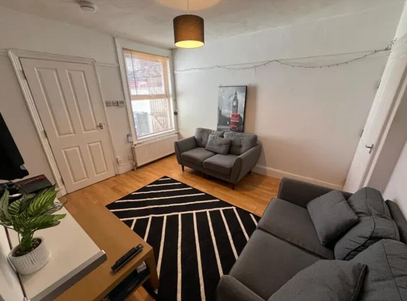 st-nicholas-street,-bills-inclusive---3-bedroom,-1-bathroom-image-6 (1).jpg