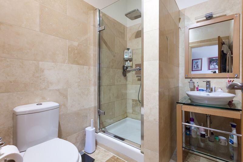 EN SUITE SHOWER ROOM 