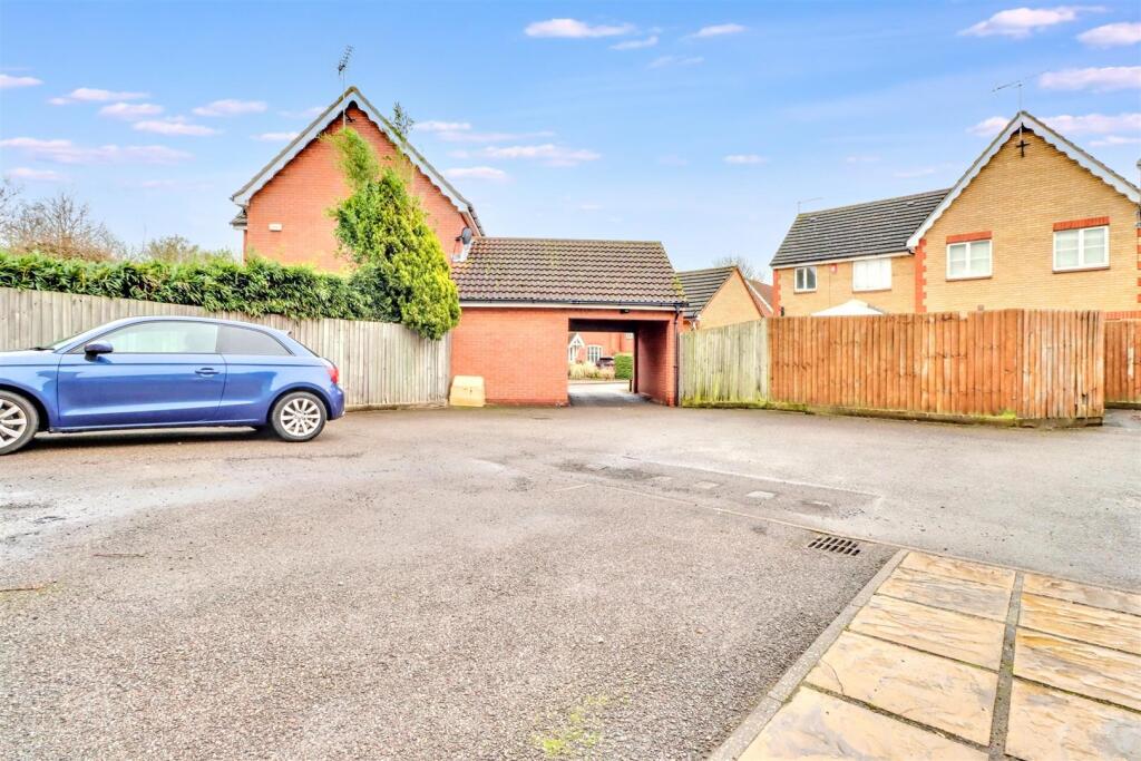 12 HEADINGLEY CLOSE-17.jpg