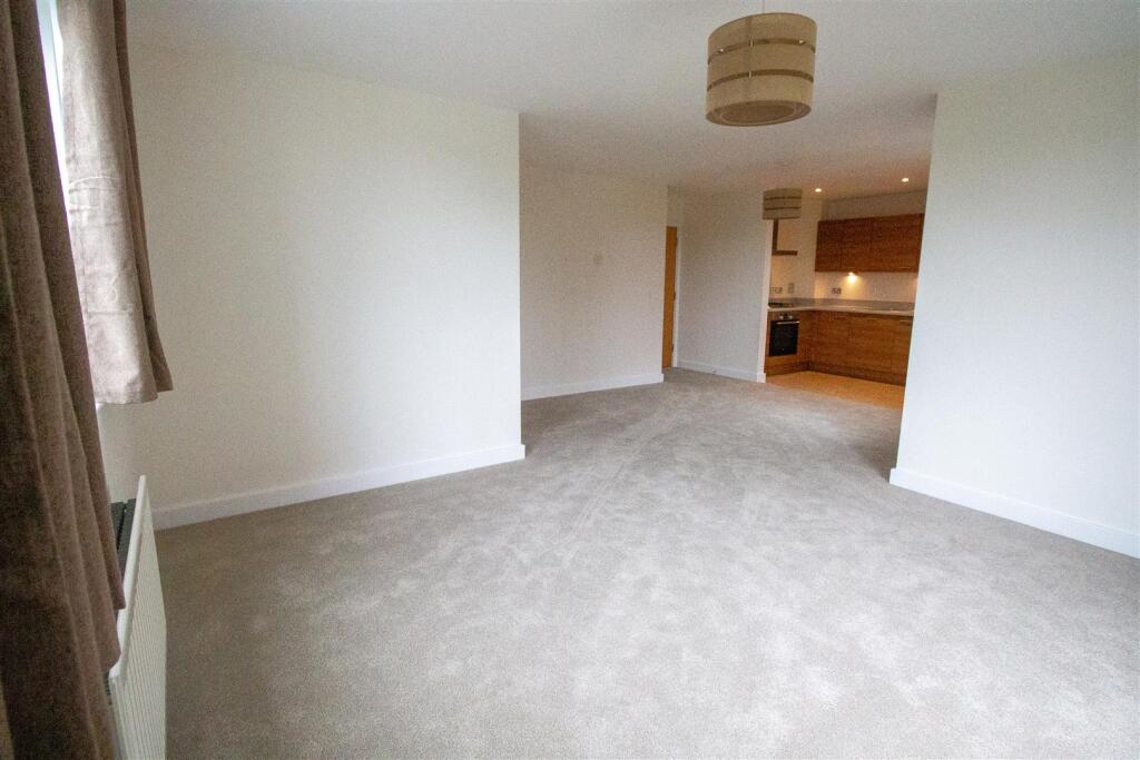 8 Highbank - living room-4.jpg