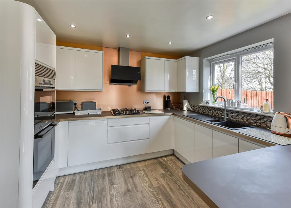 8 Oaklands-Kitchen (5).jpg