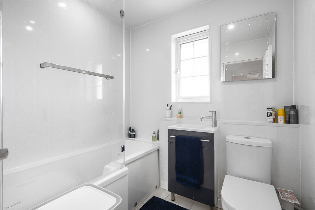 8 Fowler Cresent,...