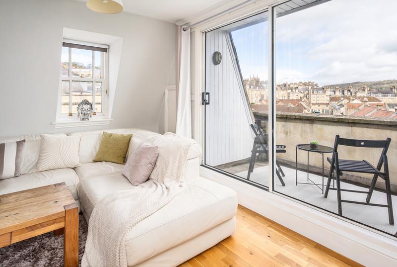 Top-Floor-Apartment-_9ab4-75f2-4cd9-b2f5-80d7-c0ac