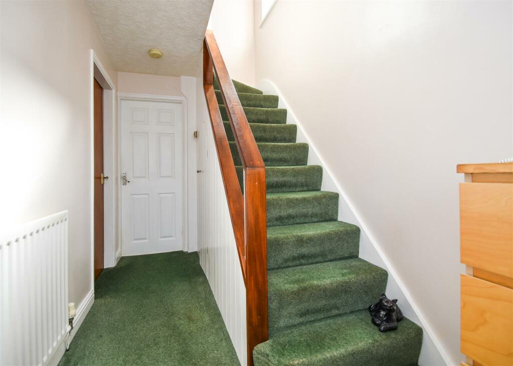 10 Waverley Crescent - Hallway.jpg