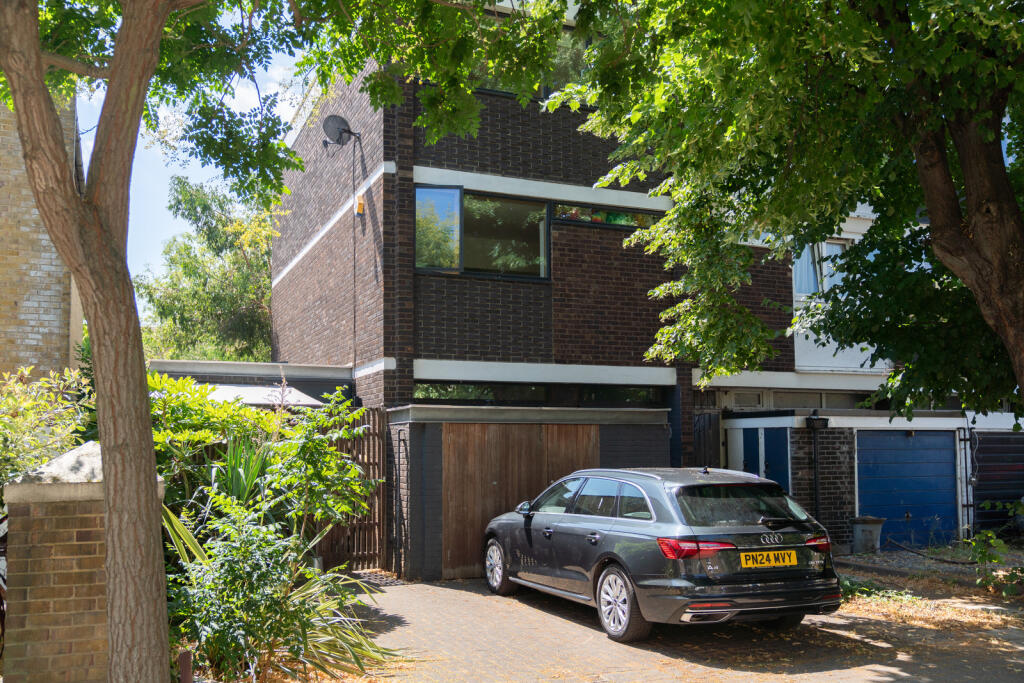 296422 - ALBION-DRIVE-2025-02.jpg