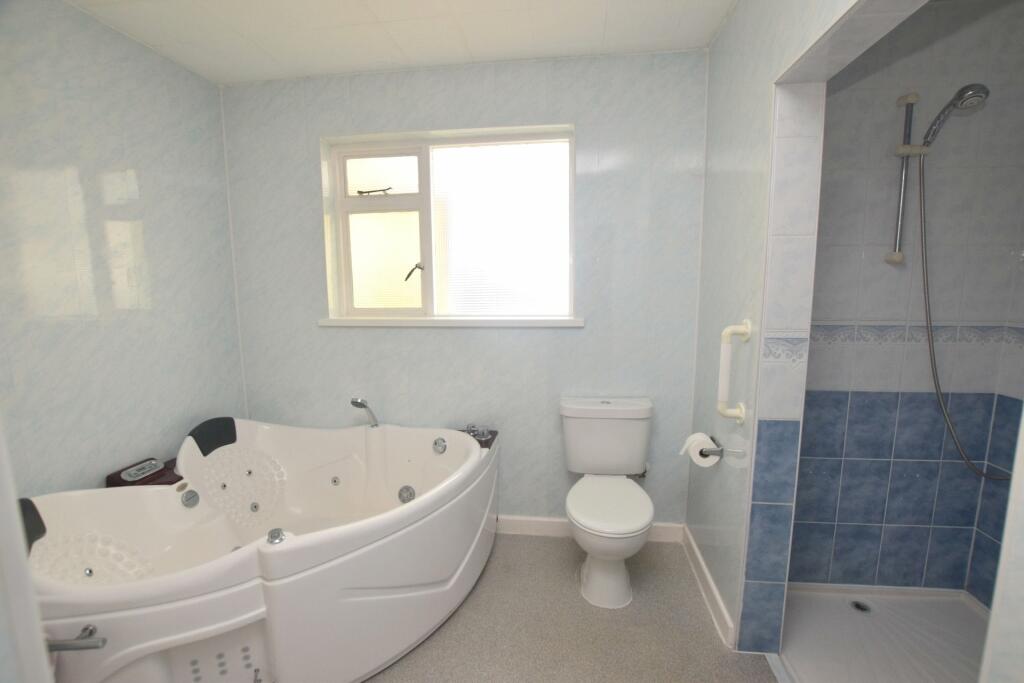 Flat 1 Bathroom