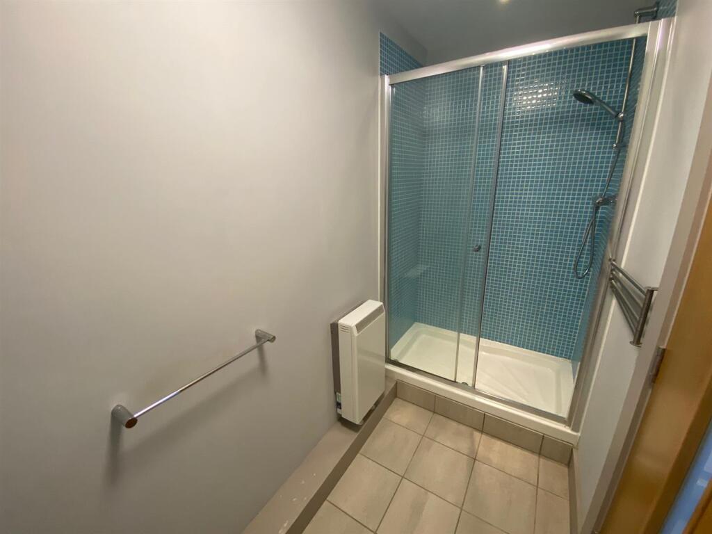 SHOWER ROOM.jpg