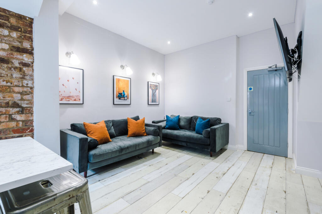 27 Woodcroft Road Living room 8