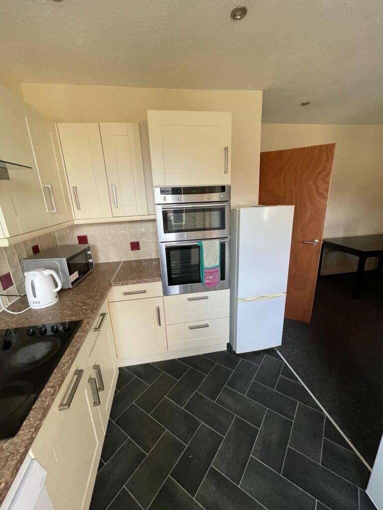 This well-equipped kitchen features modern appl...