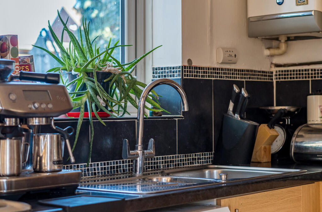 1382443-10-691eea...