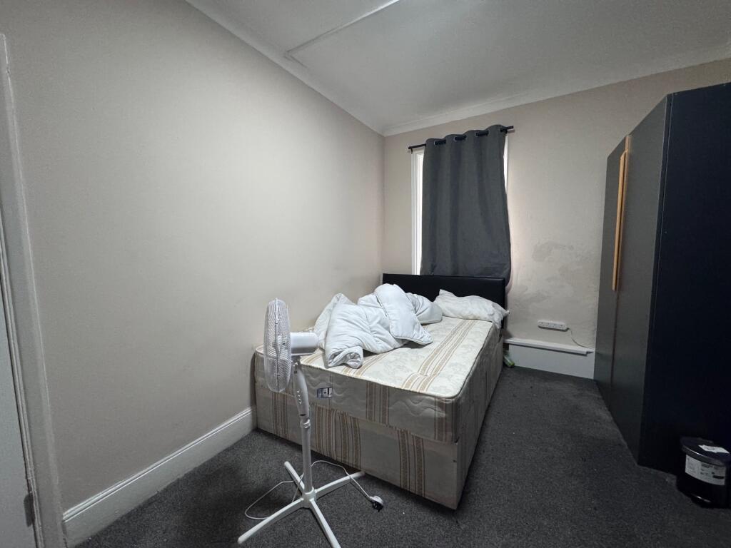 Bedroom 2 E10 (1)